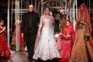 At_the_India_Bridal_Fashion_Week_-_Lisa_Haydon_as_the_showstopper_of_Tarun_Tahiliani_2