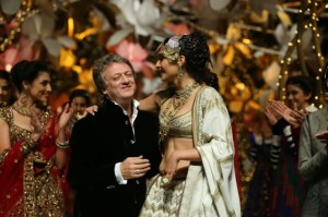 India_Bridal_Fashion_Week_Delhi_2013_-_Sonam_Kapoor_as_the_showstopper_for_Rohit_Bal_s_Collection_1