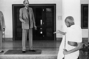 Gandhi amused at Jinnah's Suit