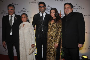 2ue7hixvvyh6eyk6.D.0.Jaya-Bachchan--Abhishek-Bachchan--Aishwarya-Rai-Bachchan-posing-with-designer-duo-Abu-Jani-and-Sandeep-Khosla--2-