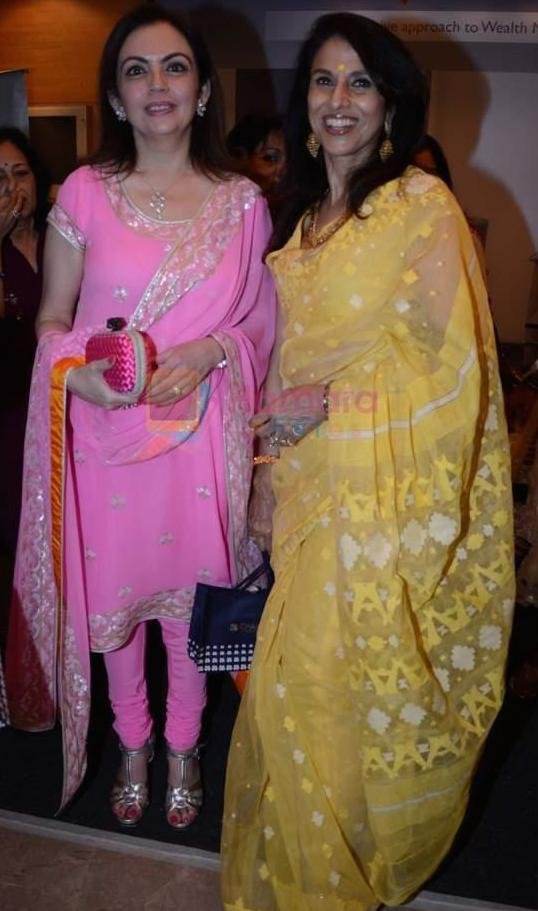 Nita-Ambani-Shobha-De-at-the-launch-of-IMC-ladies-exhibition-in-Mumbai-on-16th-Oct-2012-54-1.jpg